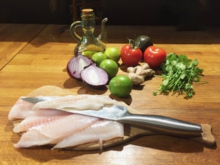 ceviche fait maison avec des oignons rouge ou oignon tropea tonda du jardin