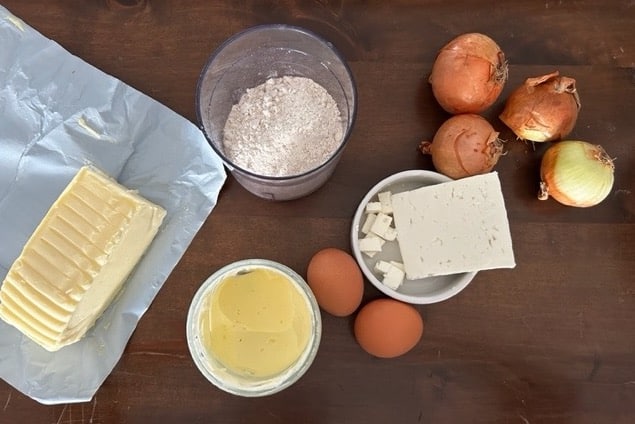 tarte à l'oignon faite à partie d'oignon jaune ou oignon sturon du jardin