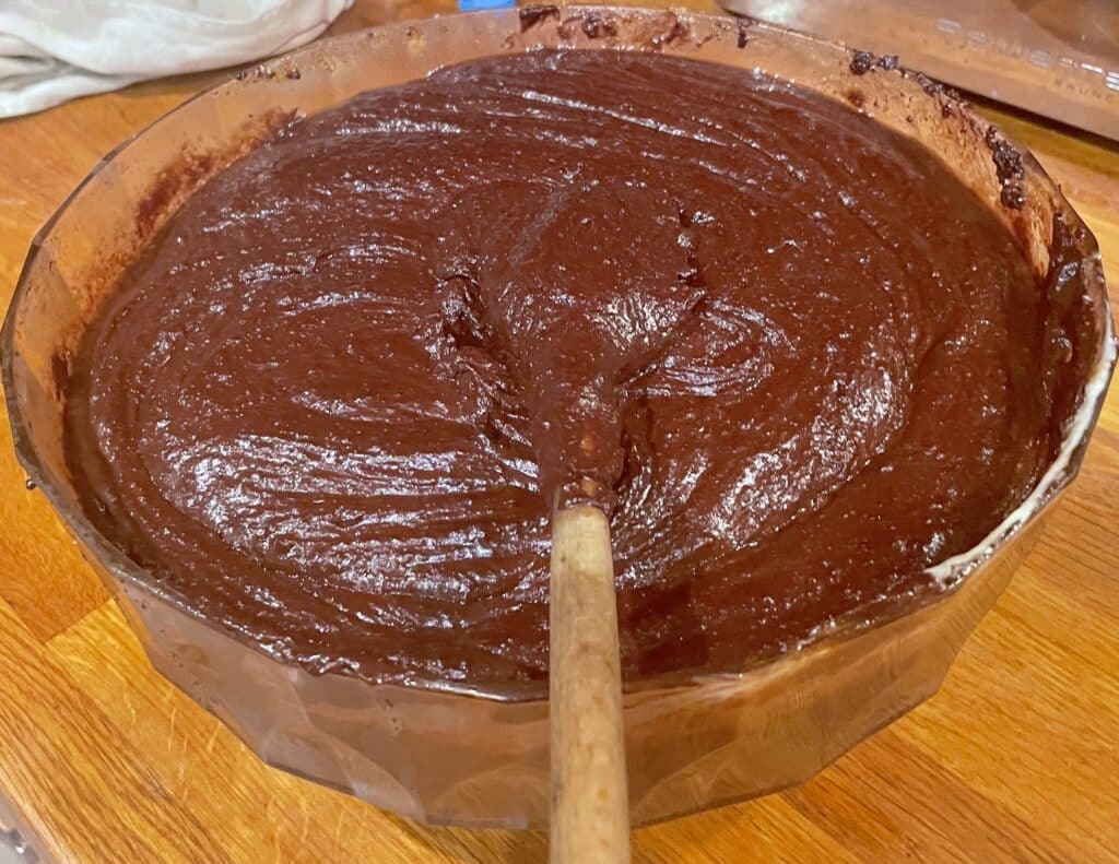 saladier rempli de pâte à tartiner chocolat - noisette, selon la recette de Mamahele.
