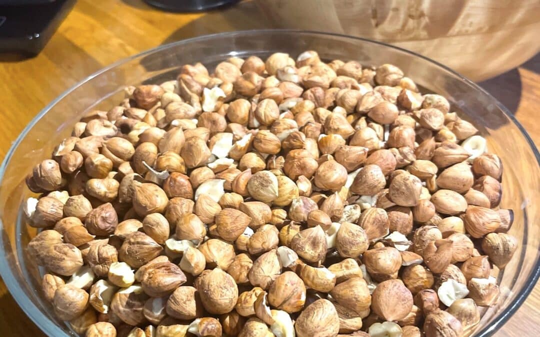 Saladier rempli de noisettes décortiquées pour faire de la pâte à tartiner chocolat noisettes. Elles ne sont pas encore torréfiées.